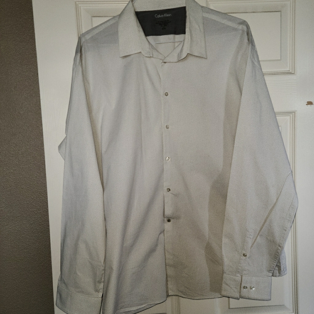 CALVIN KLEIN BUTTON DOWN SHIRT